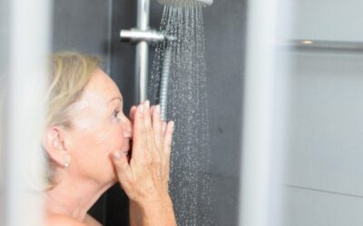 Miért válassza a tolóajtós zuhanykabint idős hozzátartozójának?
