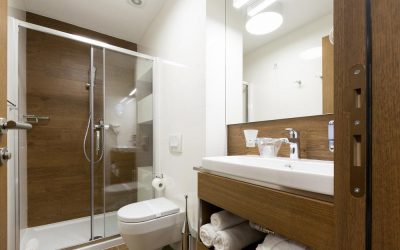 Tolóajtós zuhanykabinok hotelekbe
